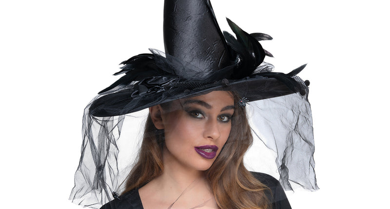 Luxe heksen hoed in zwart met veren, satijnen roos en tule sluier, gedragen door een dame op Halloween
