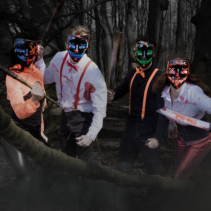 Machete Butcherfang in de hand van een slasher in een donker bos tijdens Halloween