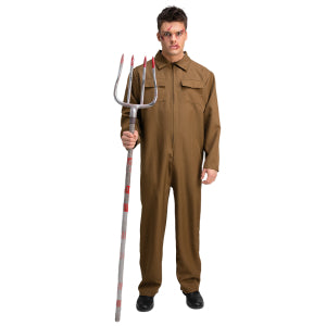 Man met bruine overall houdt de hooivork met bloed rechtop vast als horrorboer op Halloween