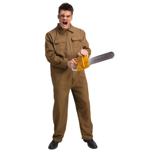 Man in bruine overall houdt de kettingzaag met bloed vast als horrorlook voor een halloweenfeest