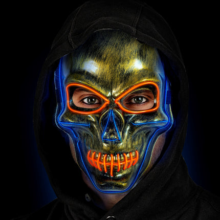 Man draagt gouden schedel masker met ledlicht onder zwarte capuchon op Halloween