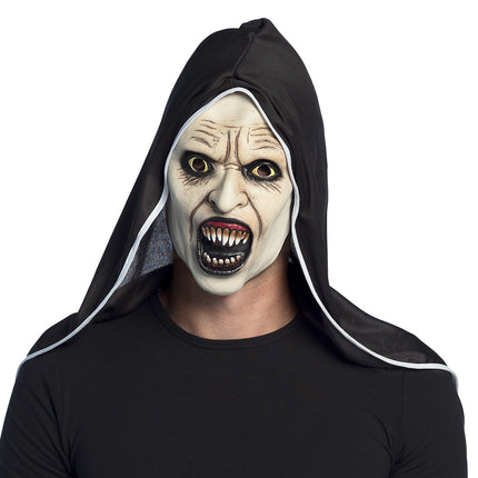 Man draagt latex gezichtsmasker Screaming nun met kap bij een zwart shirt op een griezelfeest