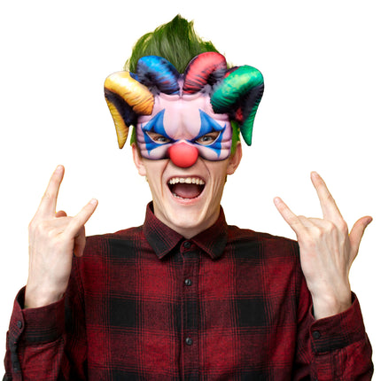 Man draagt oogmasker nar met hoorns en rode neus voor een horrorclownlook op Halloween