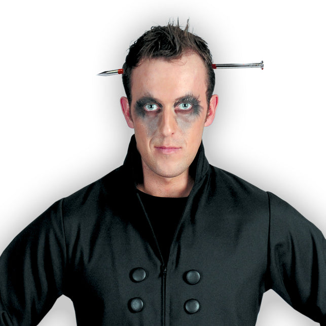 Man draagt tiara nagel door hoofd, nagel loopt horizontaal door het haar op Halloween