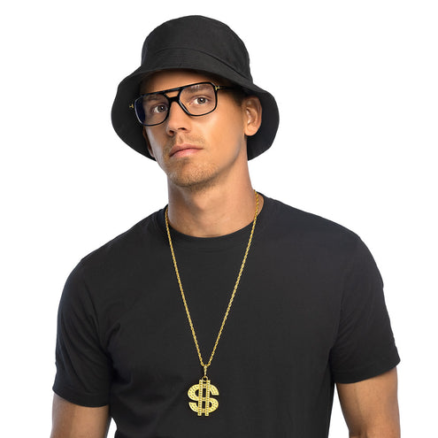Man in zwart shirt met rapper hip hop set: vissershoed, zwarte bril en gouden dollarhanger voor een foute party