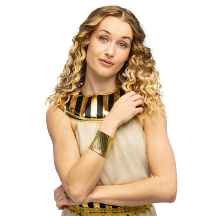 Manchetarmband Aurora in goud om de onderarm van een vrouw in Egyptische outfit voor een themafeest