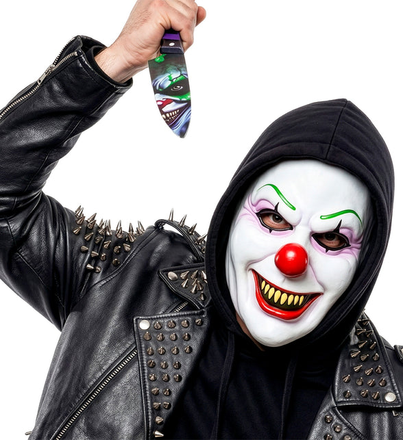 Masker boze clown latex onder zwarte capuchon, close-up van grijnzende mond