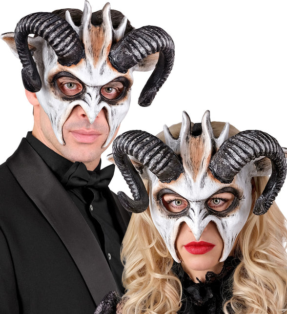 Masker duivel theater Timo gedragen door heer en dame boven zwarte feestkleding