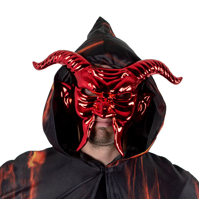 Masker rode duivel gedragen door een man met zwarte capuchon, voor Halloween