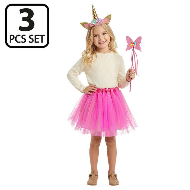 Meisje in de eenhoorn verkleedset met gouden hoorn, fuchsia tulerok en vlinderstaf voor carnaval