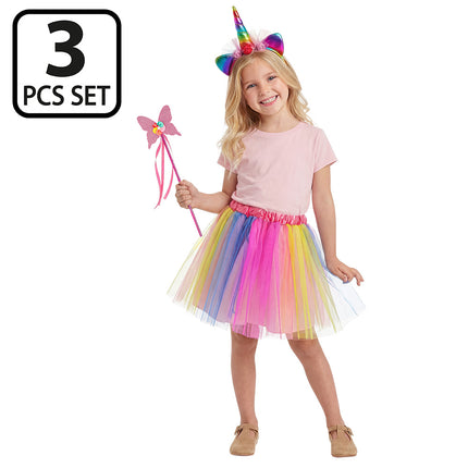 Meisje in de eenhoorn verkleedset Starlight met de roze vlinderstaf in de hand, klaar voor carnaval