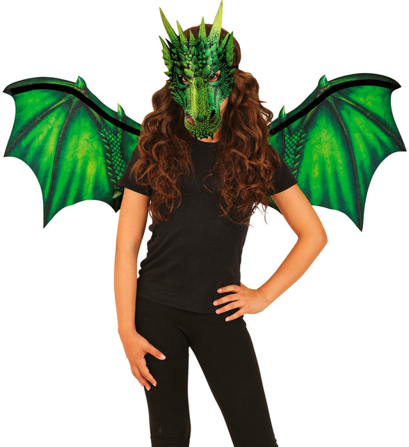 Meisje met uitgespreide drakenvleugels en geschubd groen masker over zwart shirt