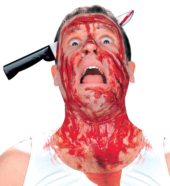 Mes door hoofd hoofdband gedragen door man met bloedschmink voor Halloween