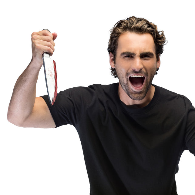 Mes Slasher met bebloed lemmet hoog geheven door een man in zwart T-shirt, als horroraccessoire voor Halloween