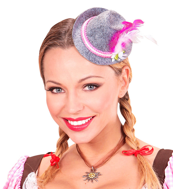 Mini Beierse fedora rose van dichtbij: grijze bol met roze gedraaid koord en wit bloemetje