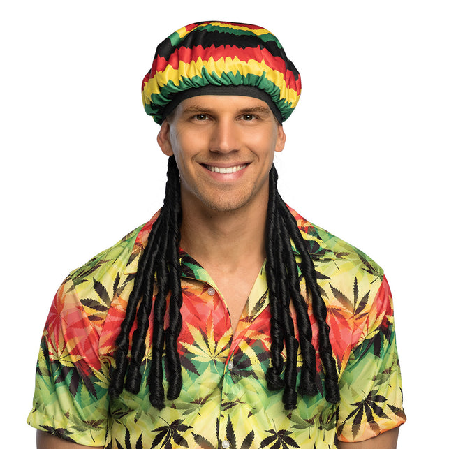 Muts Jamaica met Rasta haar gedragen door een man, rood-geel-groene strepen en zwarte dreads tot op de borst