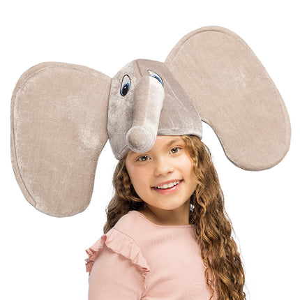 Muts olifant grijs op een meisje, met wijd uitstaande oren en slurf boven het voorhoofd