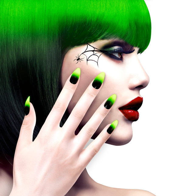 Neon groene stiletto nagels gedragen op de hand bij een groene heksenlook