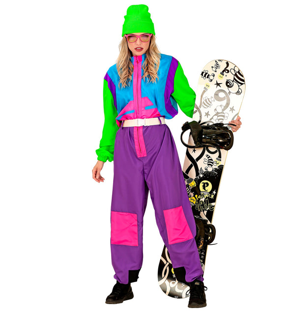 Neon snowboarder overall op vrouw, turquoise bovenstuk met groene mouwen en paarse broek