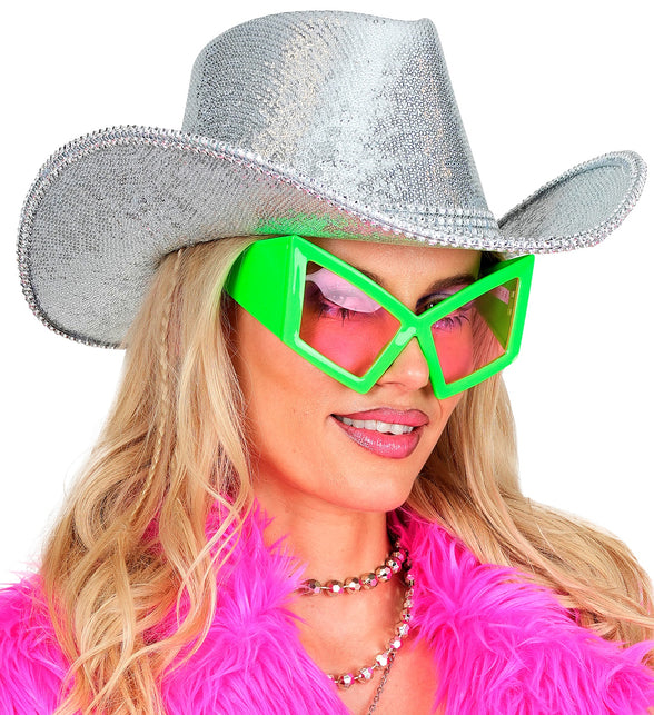 Neongroene oversized bril gedragen door een dame, roze glazen over de oogpartij