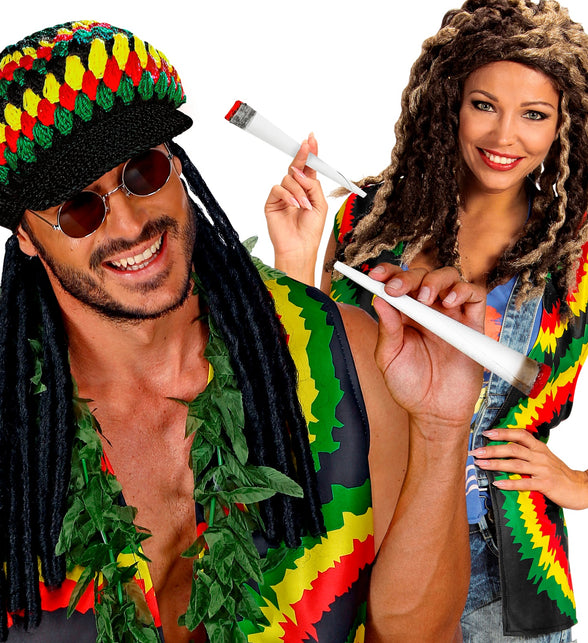 Nepjoint 23cm Nora in de hand bij een rastaoutfit in rood, geel en groen voor carnaval
