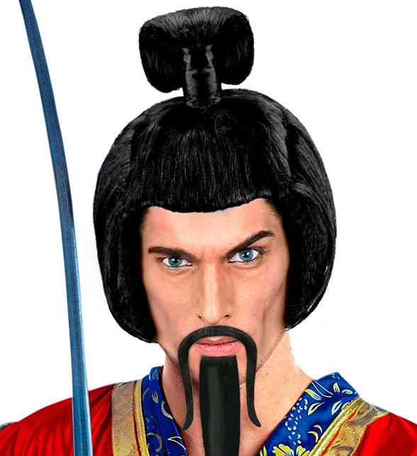 Ninja pruik Samurai vechter zwart met rechte pony en opgebonden haarknot, gedragen door een man