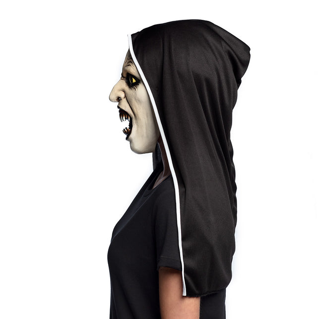 Nonnenmasker van latex in zijaanzicht, zwarte kap valt tot over de schouders