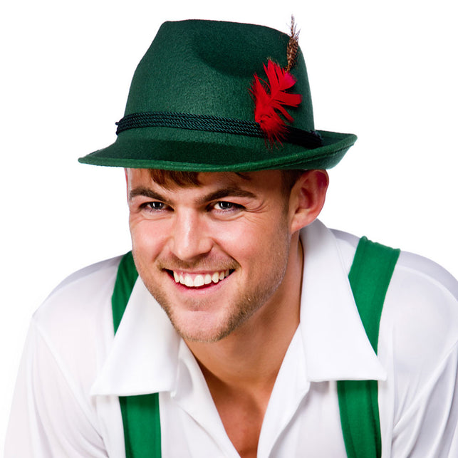 Oktoberfesthoed groen met rode veer, gedragen door man met wit overhemd en groene bretels op Oktoberfest