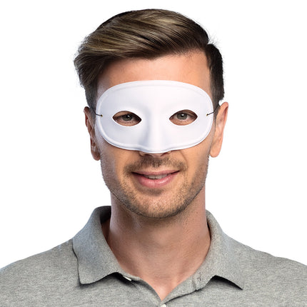 Oogmasker Basic wit op een man, dun elastiek langs de slapen voor een themafeest
