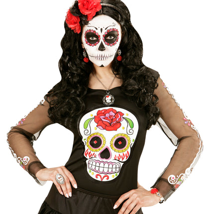 Oorbel witte schedel en rode roos bij Day of the Dead-outfit met schedelprint