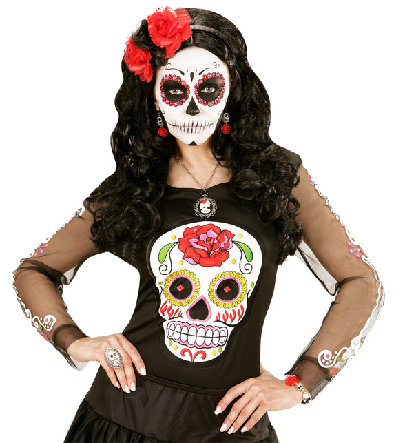 Oorbel witte schedel en rode roos bij Day of the Dead-outfit met schedelprint