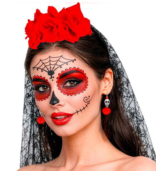 Oorbel witte schedel en rode roos gedragen bij Halloween-schmink met spinnenwebmotief