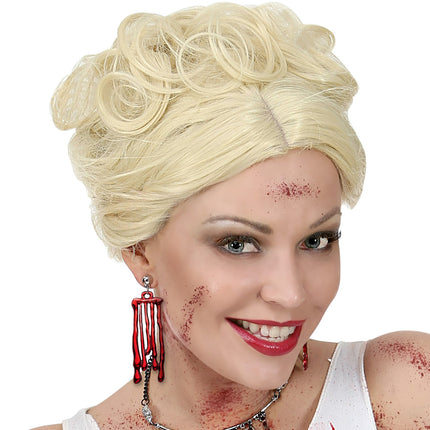 Oorbellen druipend bloed gedragen bij een blonde pruik en bloedspatten voor Halloween