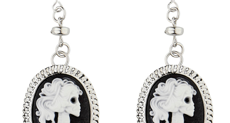 Oorbellen piraat met schedel, ovale zwart-witte camee met skeletdame in zilverkleurige rand
