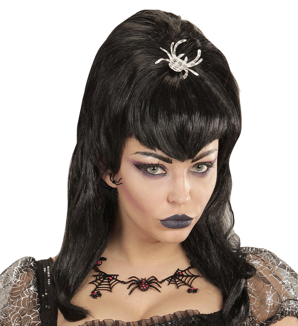 Oorbellen met spin bij donkere lippen en gotische make-up voor een Halloweenlook