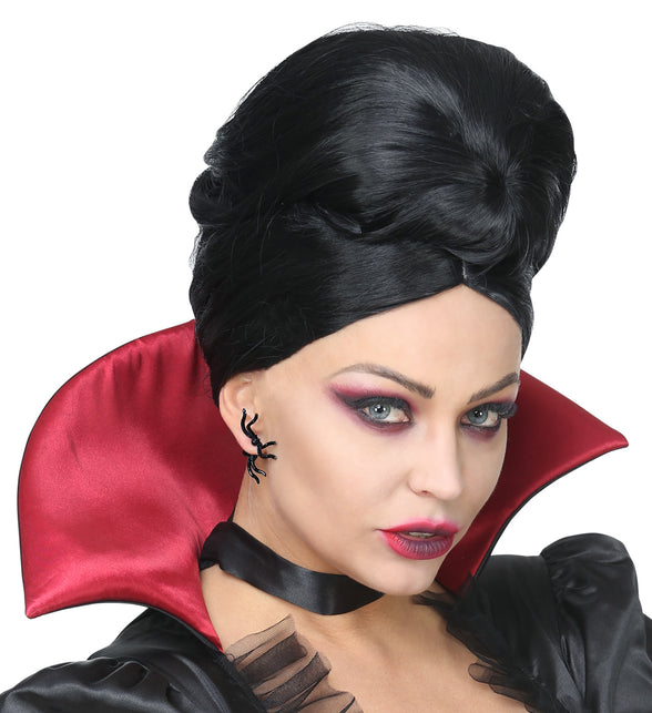 Oorbellen met spin gedragen bij een vampierlook met opgestoken zwart haar, Halloween