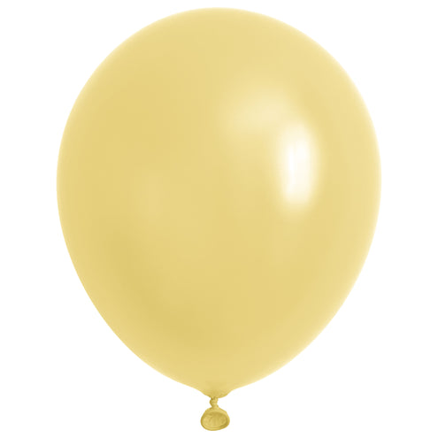 Opgeblazen latex ballon in macaron geel met lichte glans en geknoopt mondstuk, uit de set van 40 voor een verjaardag