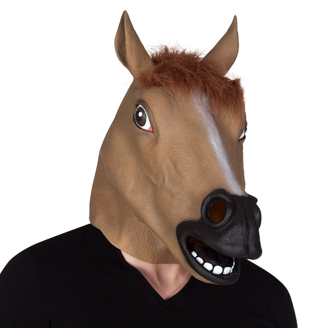Paardenmasker van latex in lichtbruin met bruine manen, witte bles en zwarte snuit, gedragen over het hoofd