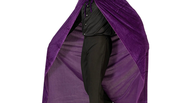 Paarse cape velours met puntige kap en koordsluiting, gedragen door een man over zwarte kleding
