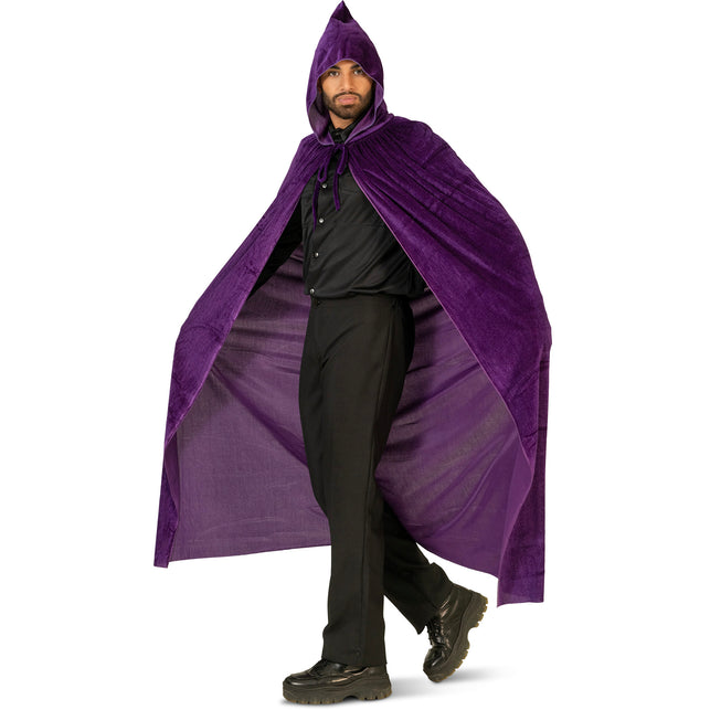 Paarse cape velours met puntige kap en koordsluiting, gedragen door een man over zwarte kleding