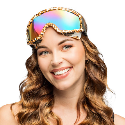 Party skibril luipaard met regenboogglas op het voorhoofd van een vrouw, voor een après-skifeest