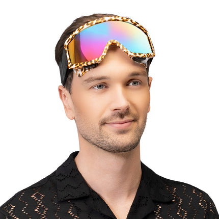 Party skibril luipaard op het voorhoofd gedragen door een man, voor een foute party