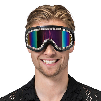 Party skibril Rave zwart met strass en regenboogglas over de ogen gedragen op een discofeest