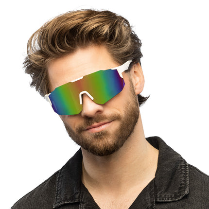 Partybril Encore wit sportmodel met regenboogglas, gedragen door een man voor een neon party