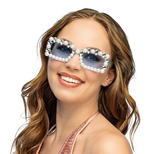 Partybril Pearl diva blauw met witte parels, gedragen bij een glamoureuze discolook