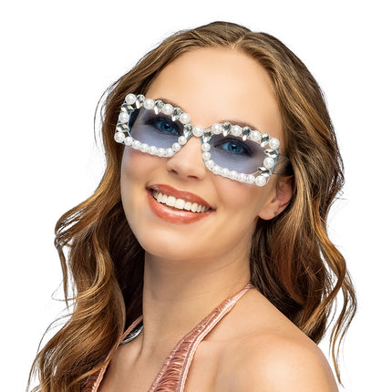Partybril Pearl diva blauw met witte parels, gedragen bij een glamoureuze discolook
