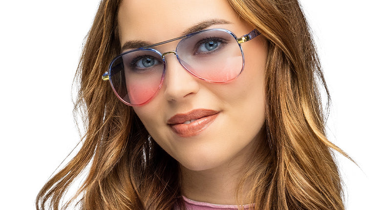Partybril Shade blauw pilotenmodel met roze verloopglazen, gedragen door een vrouw met lang haar