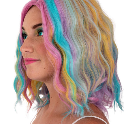 Pastel pruik met losse waves van 40 cm, zijaanzicht met roze en gele strengen