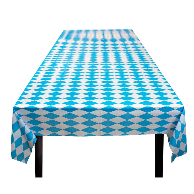 PE tafelkleed Beieren in lichtblauw met wit ruitpatroon van 130 x 180 cm over een tafel