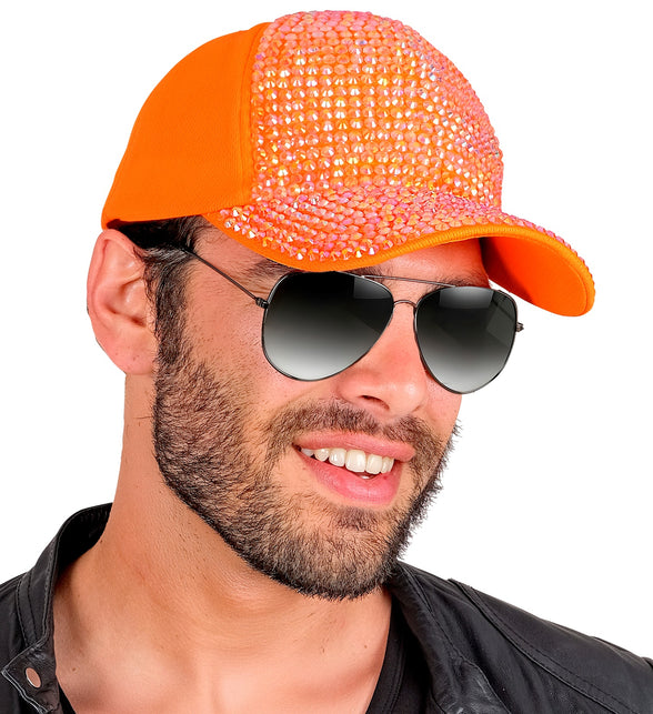 Pet strass neon oranje op een heer, felle strass op het voorpand van dichtbij